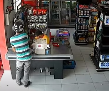 [VÍDEO] Bandido da coca-cola: Homem assalta mercadinho enquanto toma uma "coquinha gelada"