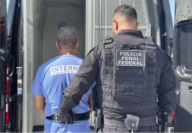 [VÍDEO] Imagens mostram Fernandinho Beira-Mar chegando ao presídio federal do RN