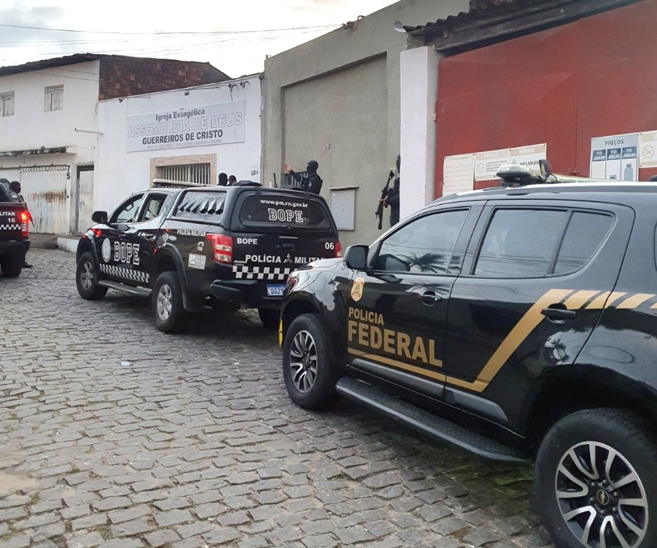 [VIDEO] Urgente: PF entra em Mãe Luiza para prender assaltante de policial federal