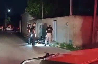 Jovem é assassinado na frente de casa enquanto conversava com amigo na Grande Natal