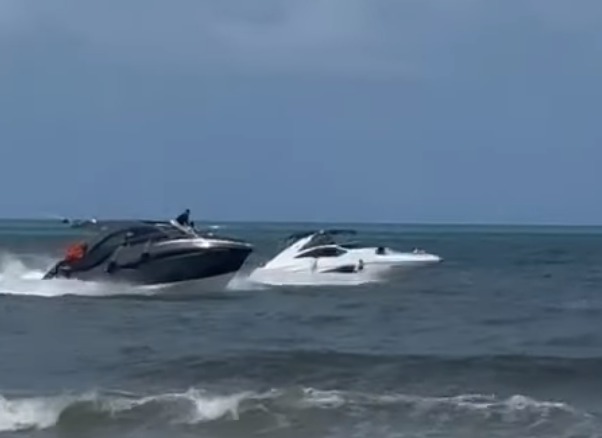 [VIDEO] Absurdo: Lanchas disputam corrida (racha/pega) na praia de Pirangi do Norte