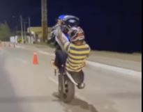 [VÍDEO] Jovem que empinou moto em frente a posto da PM "cai" na blitz