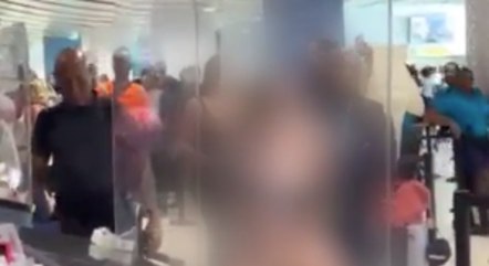 [VÍDEO] Mulher tem surto, fica pelada e ataca pessoas em aeroporto