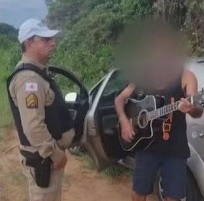 [VÍDEO] ‘Seu guarda, eu não sou vagabundo’: Motorista embriagado canta para policial antes de ser preso