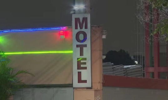 Homem é preso após espancar namorada até a morte em motel 