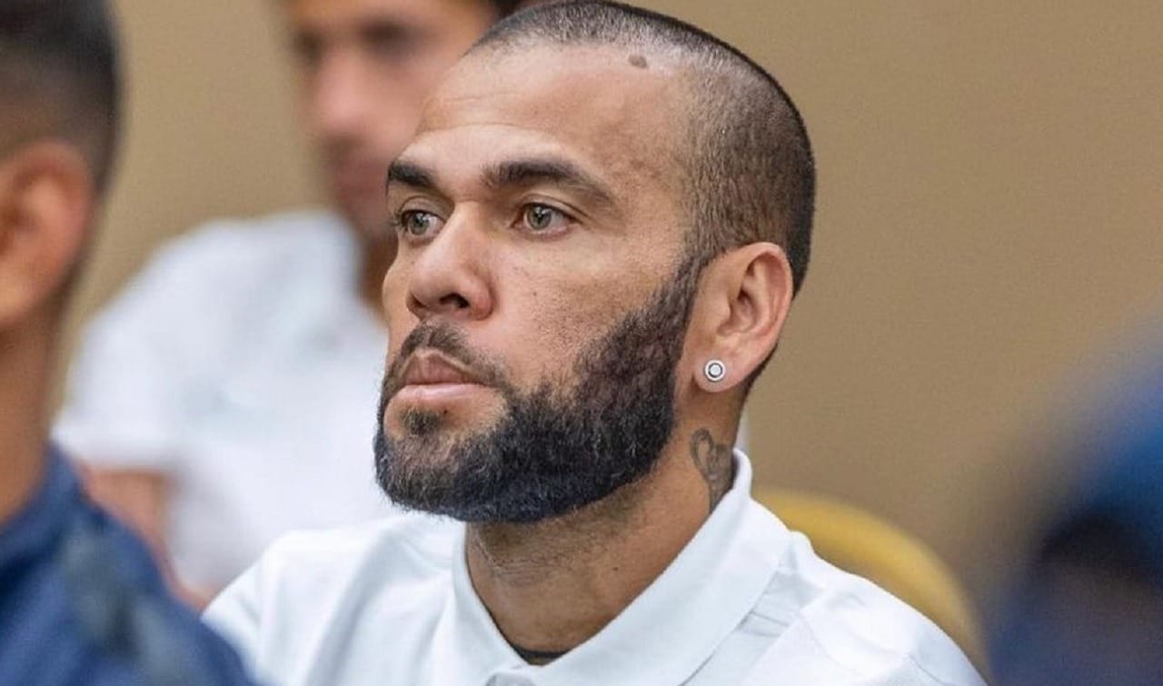 Daniel Alves é condenado a 4 anos e 6 meses por estupro na Espanha