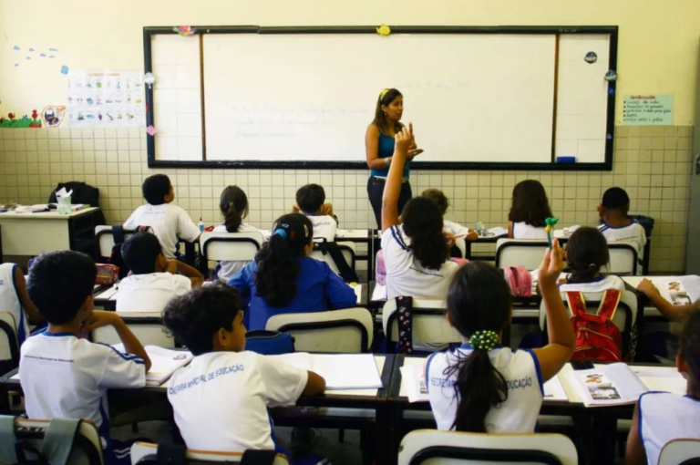 Confederação orienta municípios a reajustar salário de magistério de acordo com condições de cada local