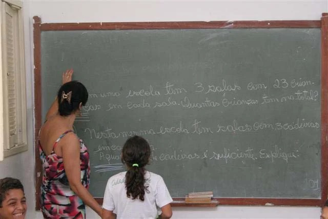 Piso salarial dos professores de educação básica passa de R$ 4 420 para R$ 4.580, diz MEC