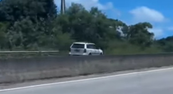 [VIDEO] Perigo: Motorista embriagado dirige na contra em BR-101 e quase provoca acidente grave