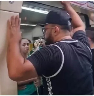 [VÍDEO] Membros de torcida organizada 'barram' bolsonaristas em transporte público