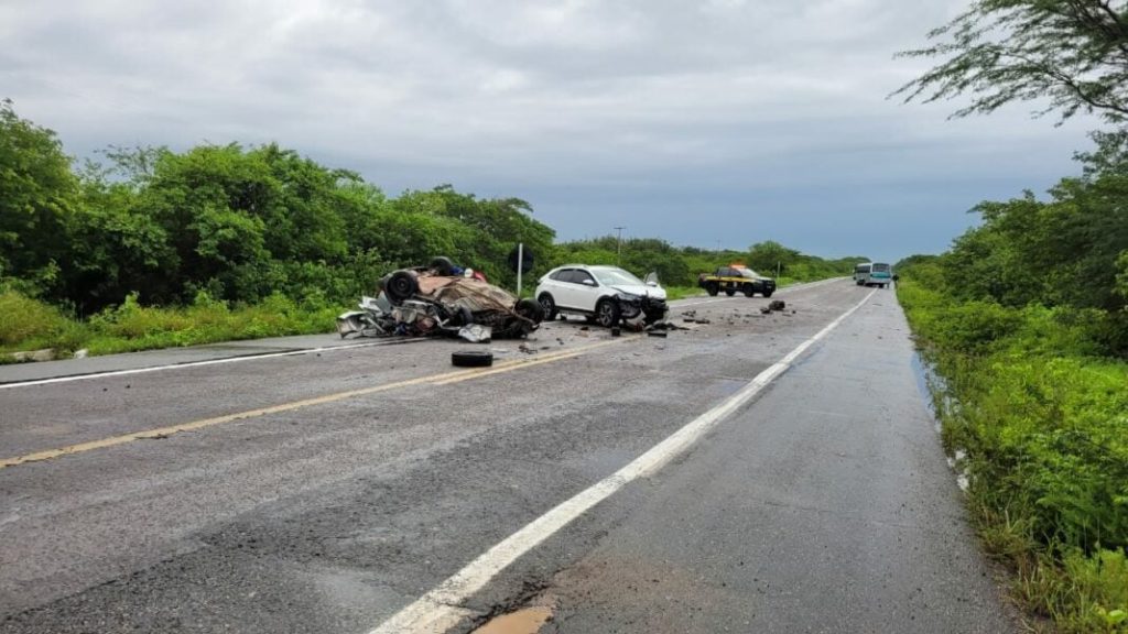 Duas pessoas morrem em grave acidente envolvendo carros e micro-ônibus na BR-226