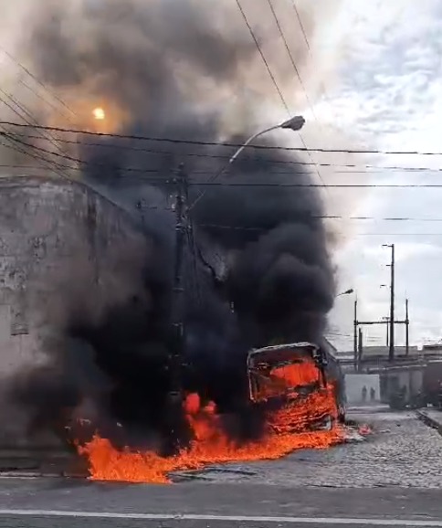 [VIDEO] Manifestantes tocam fogo em ônibus na zona Leste de Natal