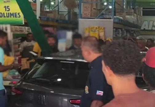 Motorista passa mal, perde a direção e carro invade supermercado; veja