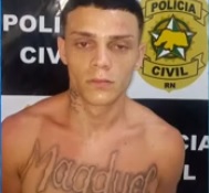 [VÍDEO] Bandido rouba carro de motorista por aplicativo e em seguida bate o veículo 