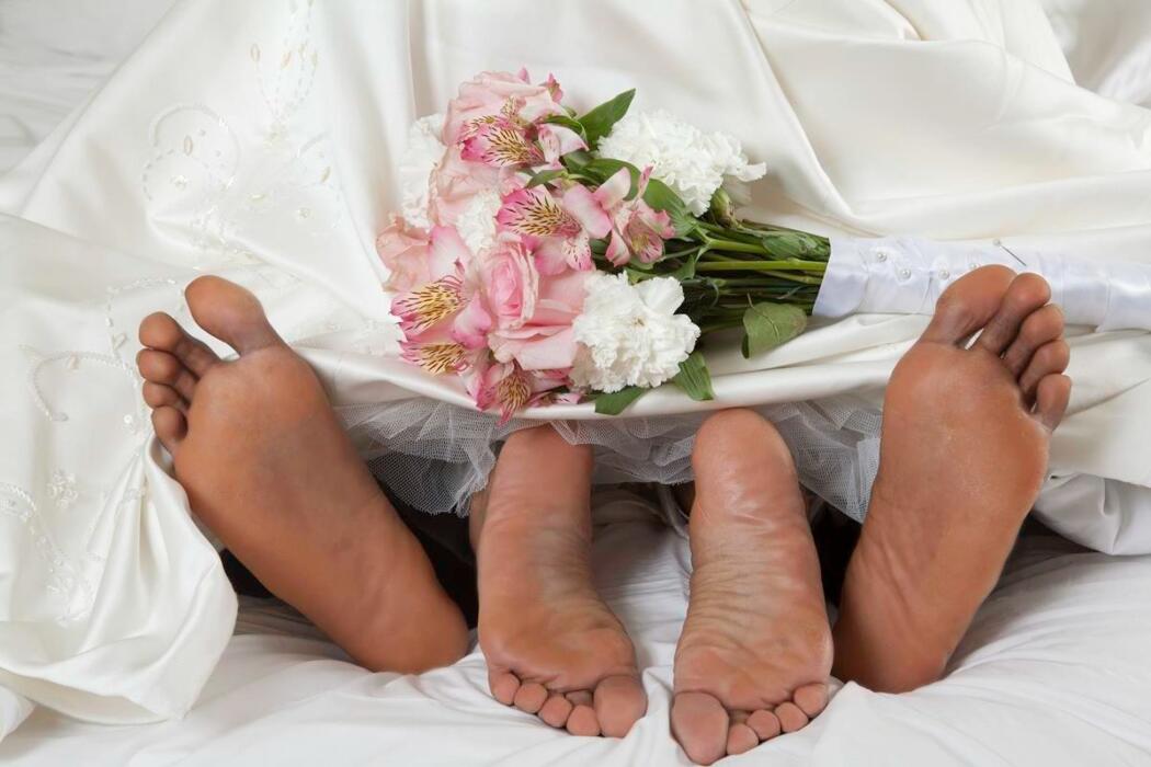 Baixaria: Noiva é flagrada fazendo sexo com tio do noivo minutos antes do casamento