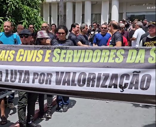 [VÍDEO] Policiais civis fazem ato em frente à Secretaria de Administração