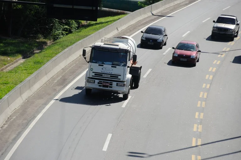 Motoristas sem exame toxicológico serão multados mesmo sem dirigir; veja como verificar