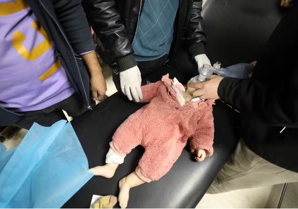 Cinco pessoas morrem e 10 ficam feridas após serem atingidas por pacotes de ajuda humanitária lançados de avião em Gaza,...