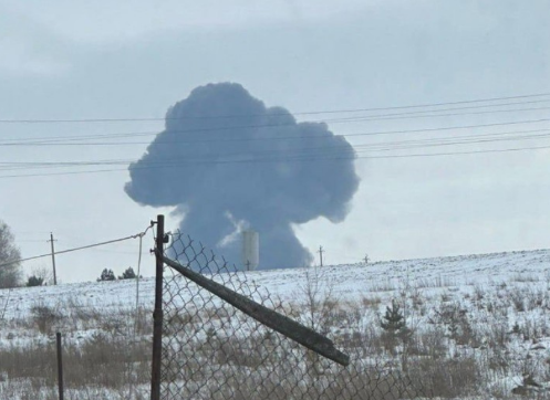 Avião militar com 15 pessoas pega fogo e cai na Rússia,Veja video