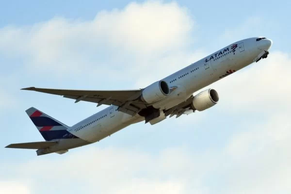 Esbarrão em piloto quase causou tragédia em avião da Latam