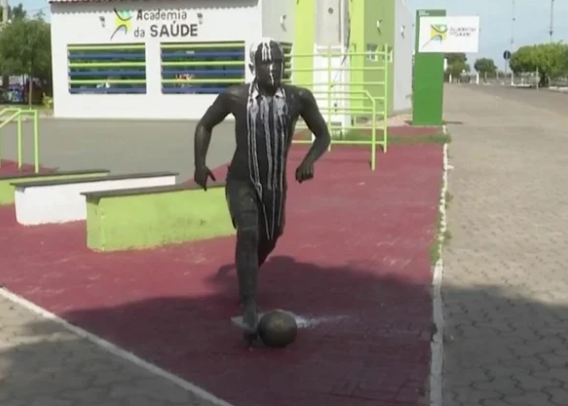 Mulher viraliza nas redes sociais ao aparecer limpando estátua de Daniel Alves na Bahia