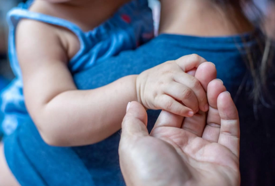 Casal coloca bebê para adoção por “não combinar com a família”