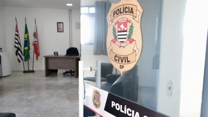 Policial civil usa viatura para levar esposa para jantar e veículo é furtado