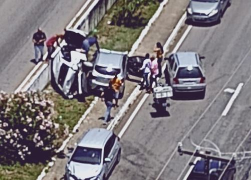 Grave acidente entre três carros trava trânsito em Natal