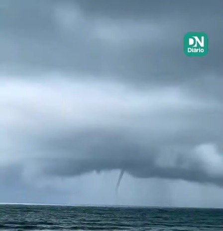 [VÍDEO] Tromba d'água é vista em praia do Nordeste