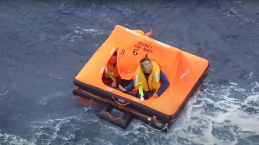 [VÍDEO] Brasileiro é resgatado em alto-mar após naufrágio e morte de capitão 