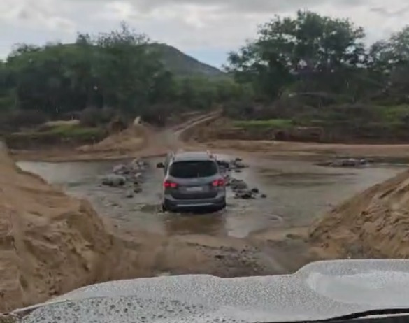 [VIDEO] Areia, lama e rio: Veja como é o desvio "privado" da BR-304