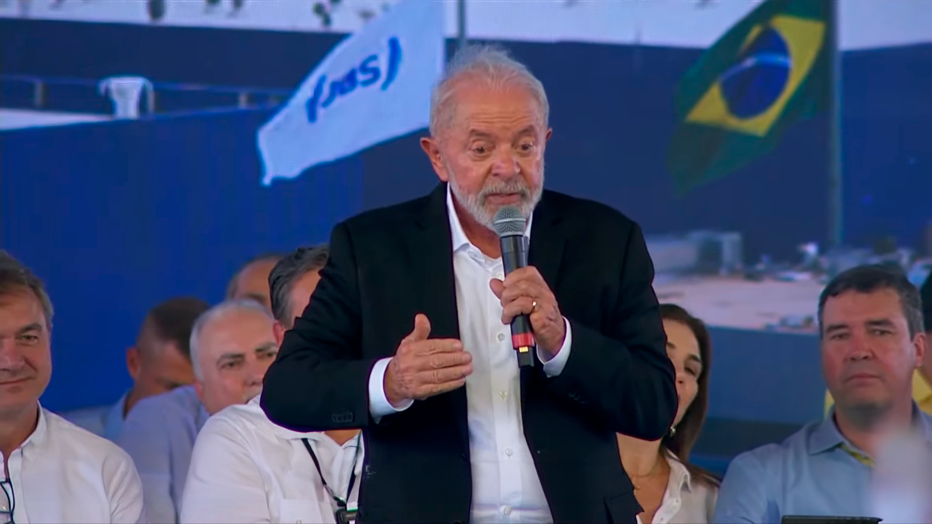 Servidores da educação pressionam governo Lula por reajuste salarial