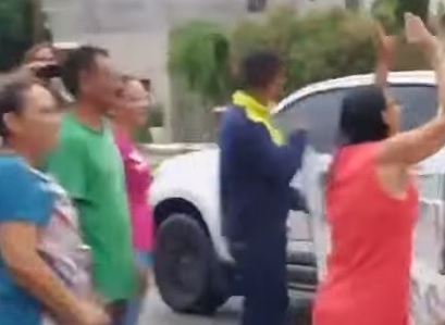 [VÍDEO] Fátima Bezerra é vaiada em passagem por Ipanguaçu