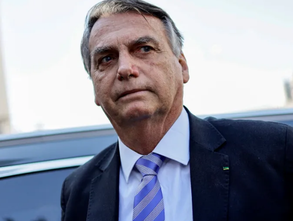 Ibama multa Bolsonaro em R$ 2,5 mil por importunação a baleia