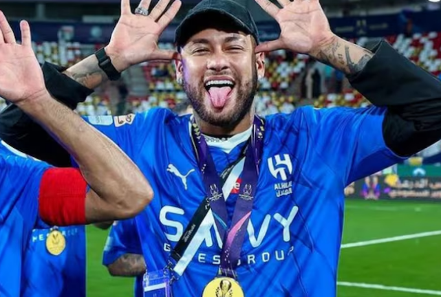 Neymar ganha medalha sem entrar em campo. Ironiza o esforço dos companheiros do Al-Hilal. ‘Igual na escola’