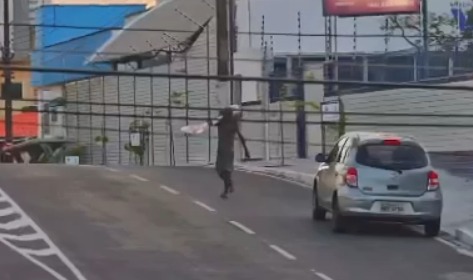 [VIDEO] Incrível: Homem é flagrado furtando placas de proibido estacionar em Natal