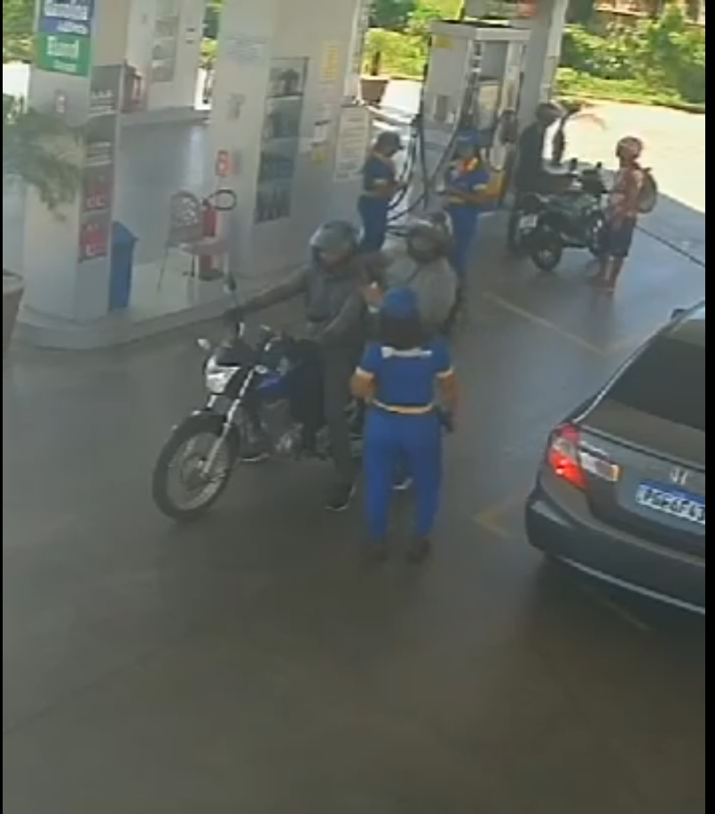 [VIDEO] Frentista mulher leva tapa na cara de motociclista após discussão em posto