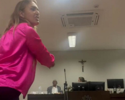 Promotor chama advogada de galinha no tribunal: “Faz striptease”; veja video