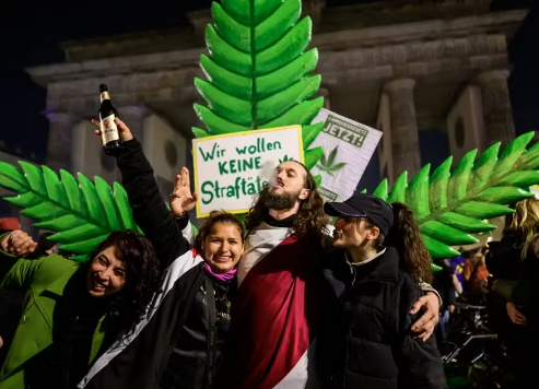 Alemães comemoram enquanto legalização parcial da maconha entra em vigor