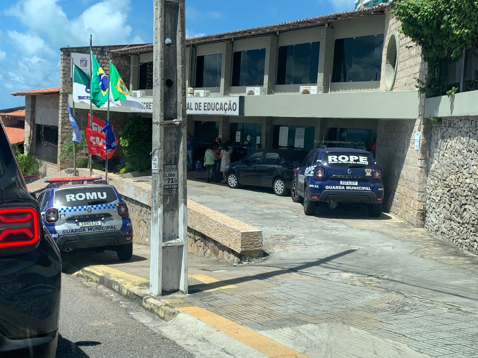 Professores invadem Secretaria de Educação de Natal e perseguem secretária: "Não adianta se esconder"