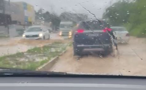 [VÍDEO] Avenida da Grande Natal alaga e vira 'rio' após chuvas