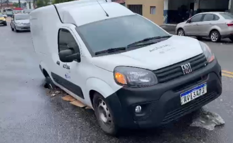 [VIDEO] Um dia de natalense: Carro a serviço da Caern cai em buraco e fica preso