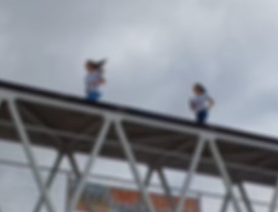 Vídeo mostra adolescentes correndo em cima de cobertura de passarela na Grande Natal