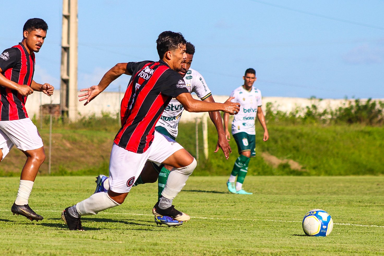 Penalidade fantasma marcada a favor do Santa Cruz