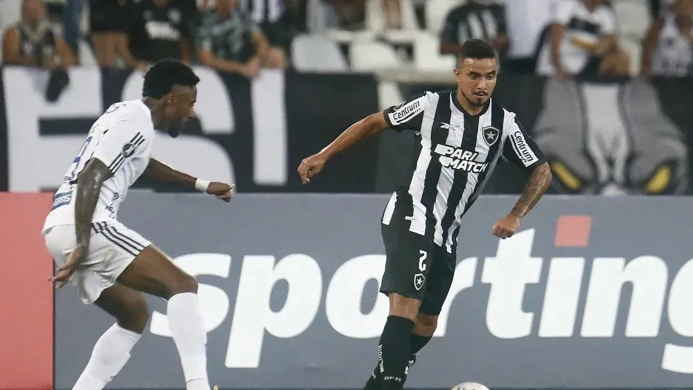 Lateral-direito do Botafogo passa por cirurgia no joelho e inicia recuperação
