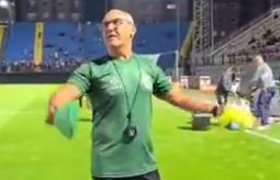 [VÍDEO] Preparador do Sousa sofre xenofobia de torcedores durante jogo contra o RB Bragantino