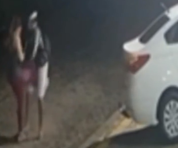 [VIDEO] Em Natal, mulher reage a assalto e acerta joelhada nas "partes baixas" de bandido