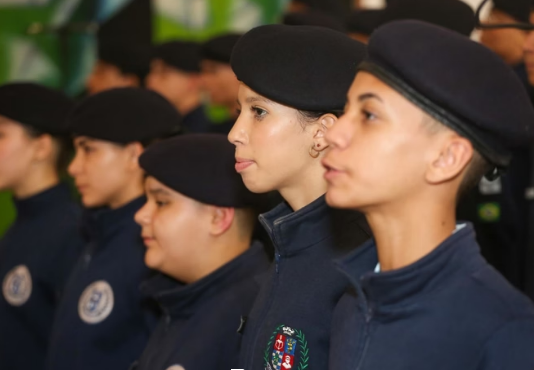 De piercing a topete: o que é proibido nas escolas cívico-militares