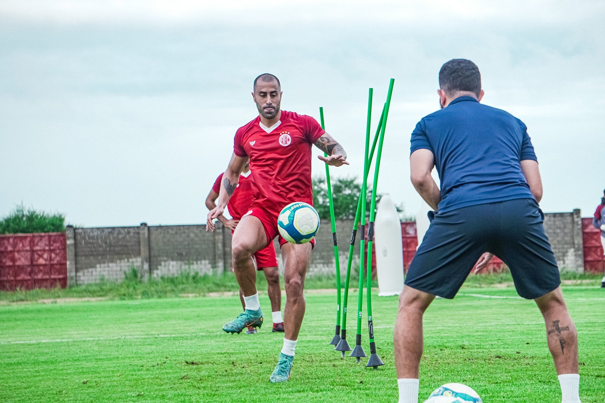 Pedroso treina normalmente, as imagens mostram, e deve ir para o jogo