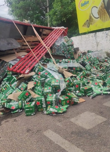 Caminhão carregado de cerveja tomba em Mossoró